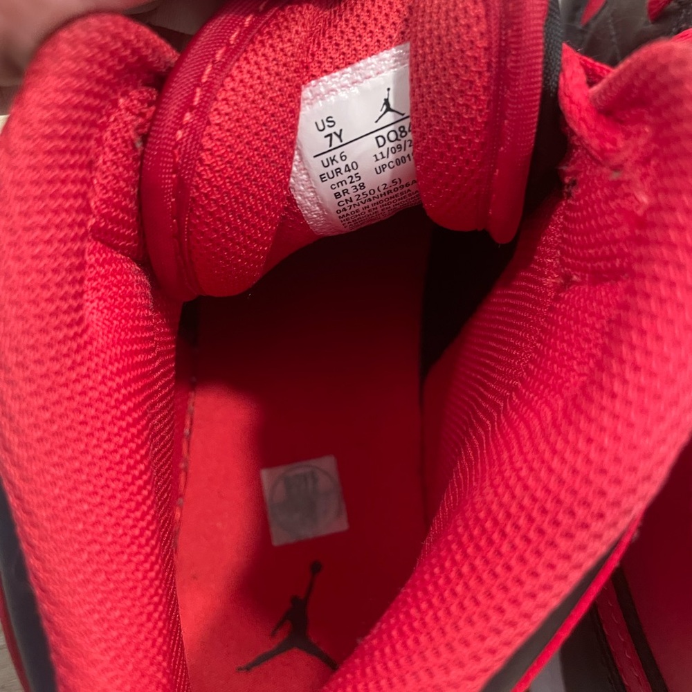 Air Jordan 1 Mids - Picture 4 of 6